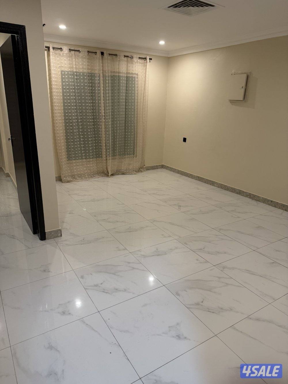 يوجد لدينا شقق الايجار غرفة وصالة مطبخ وحمام خلو وفاضي يوجد 🚙🚘3