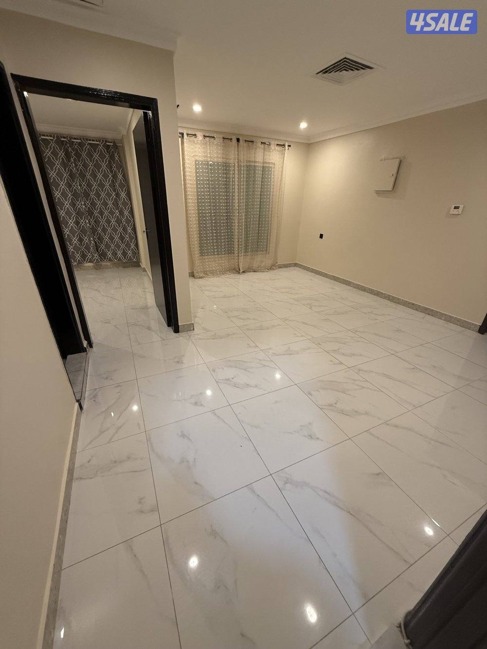 يوجد لدينا شقق الايجار غرفة وصالة مطبخ وحمام خلو وفاضي يوجد 🚙🚘4
