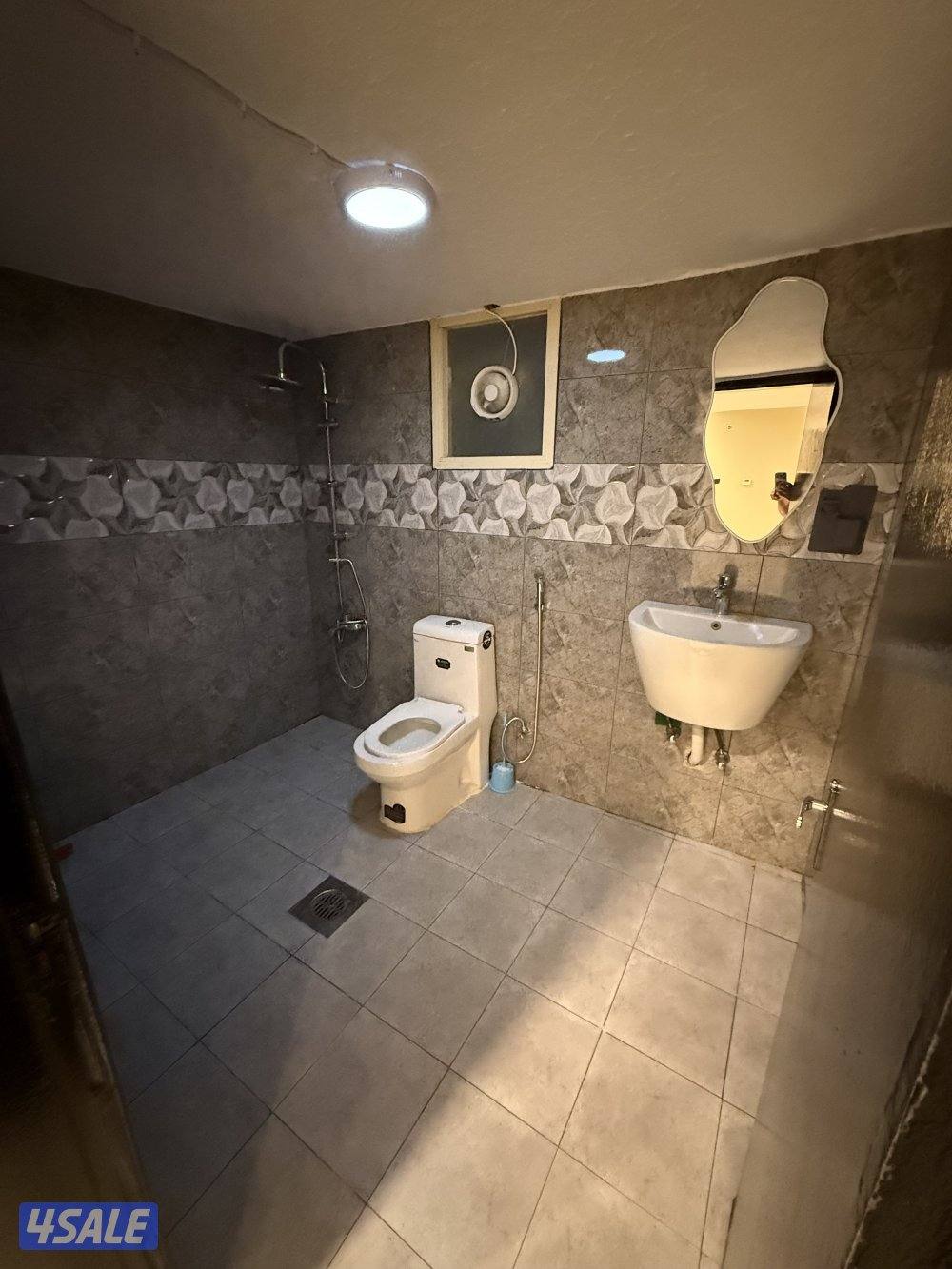 يوجد لدينا شقق الايجار غرفة وصالة مطبخ وحمام خلو وفاضي يوجد 🚙🚘6