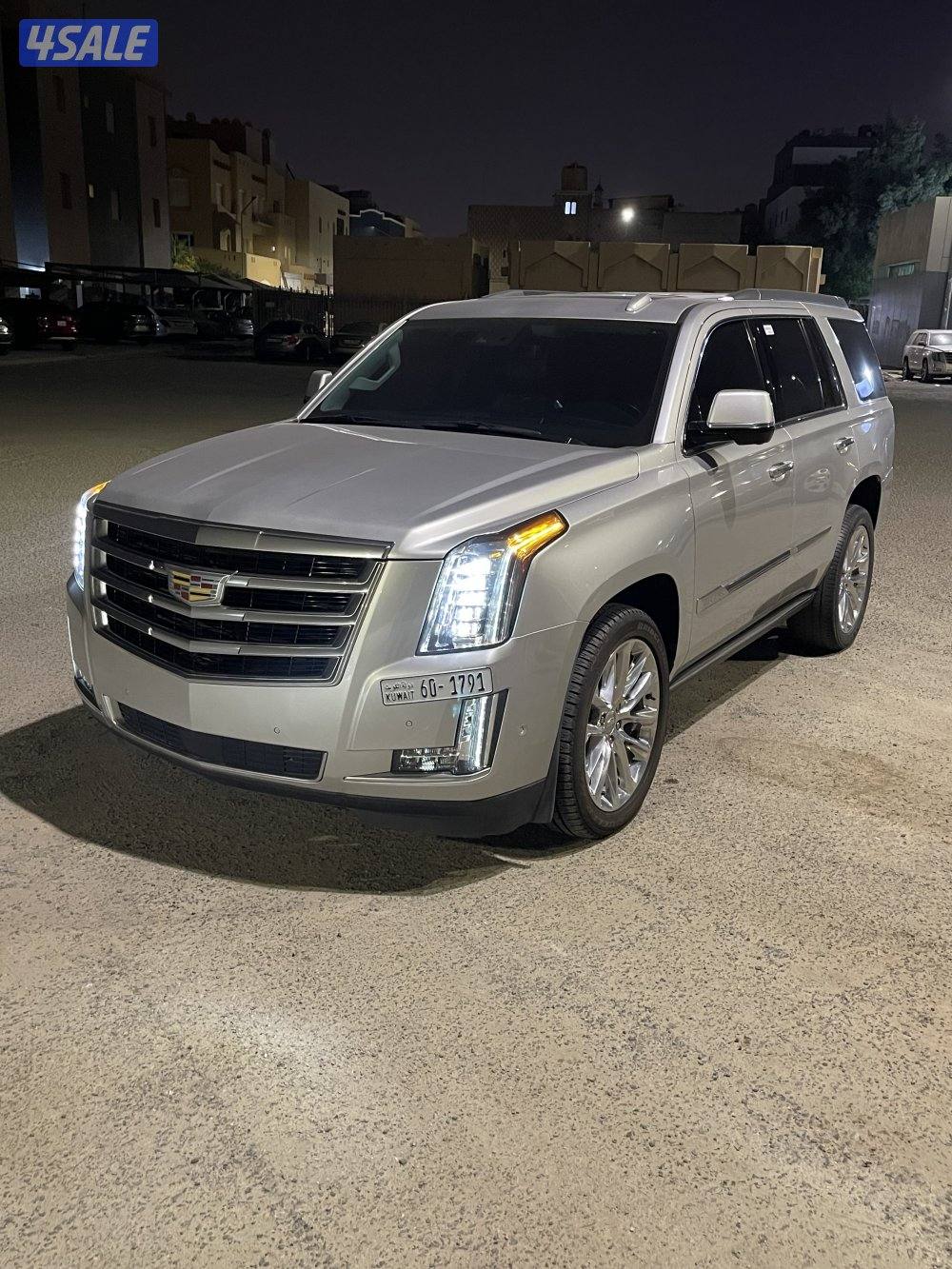 للبيع اسكاليد ٢٠٢٠ ماشي ٩٠ الف فقط شرط الفحص8