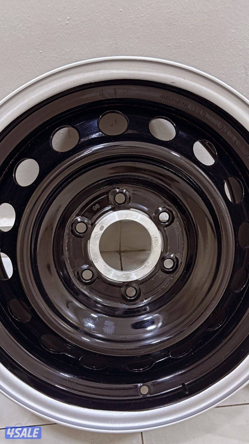 للبيع اربع رنقات هلل أصليه مقاس 17 ست براغي شبه جديده استخدام قليل جداً0