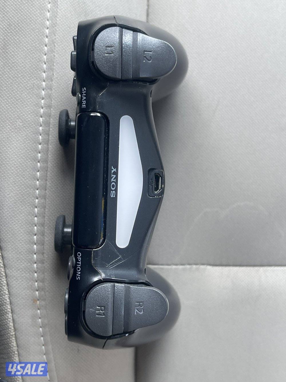 يد بلاي ستيشن 4 برو1