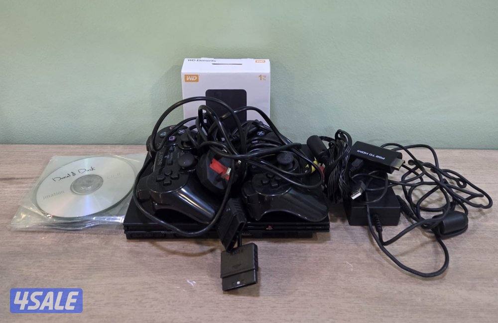 جهاز playstation 2 slim فيها 300 لعبة داخل الهاردسك و سيديات ويدتين0