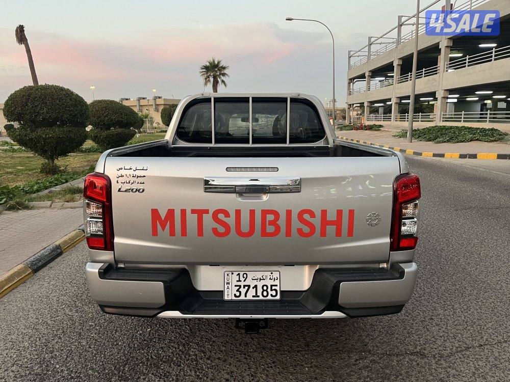وانيت دبل ميتسوبيشي 2022عداد 26 سيرفس منتظم ( بنزين)صبغ الوكالة4