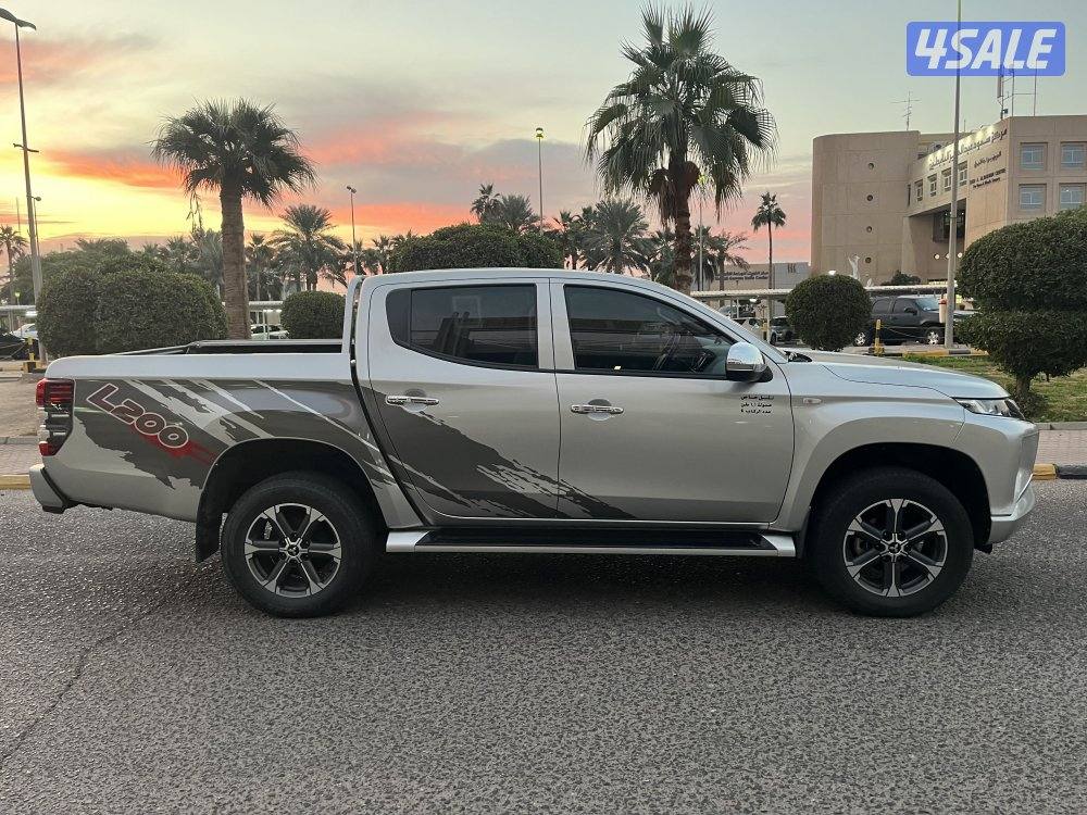 وانيت دبل ميتسوبيشي 2022عداد 26 سيرفس منتظم ( بنزين)صبغ الوكالة7