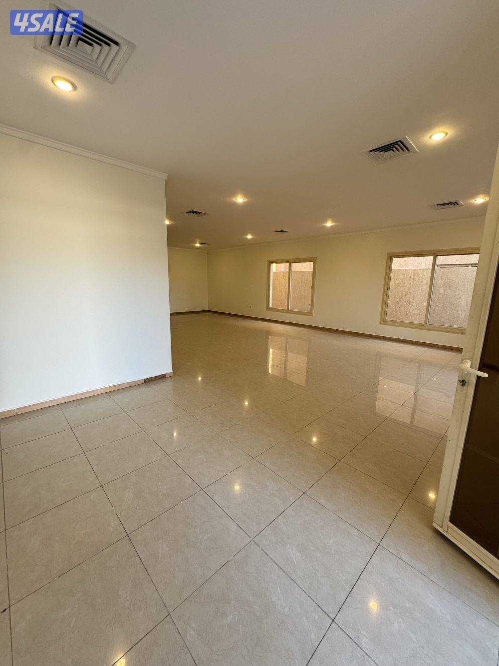 للايجار بيت كامل في منطقه العقيله بجانب الخدمات وشهر مجانا2