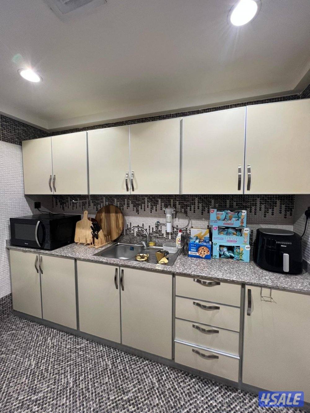 شقة على الساحلي قدام فوياج برج المهنا (خلو)1