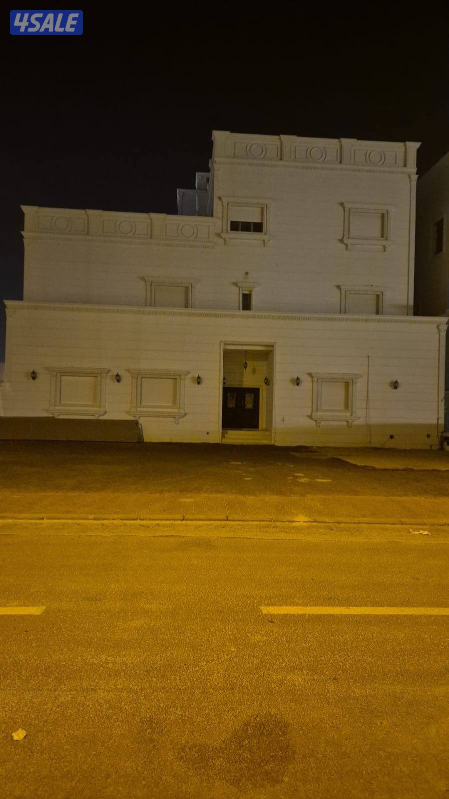 للبيع قسيمه بصباح الأحمد تشطيب ديلوكس دورين ونص درجين ومصعد فاضيه0