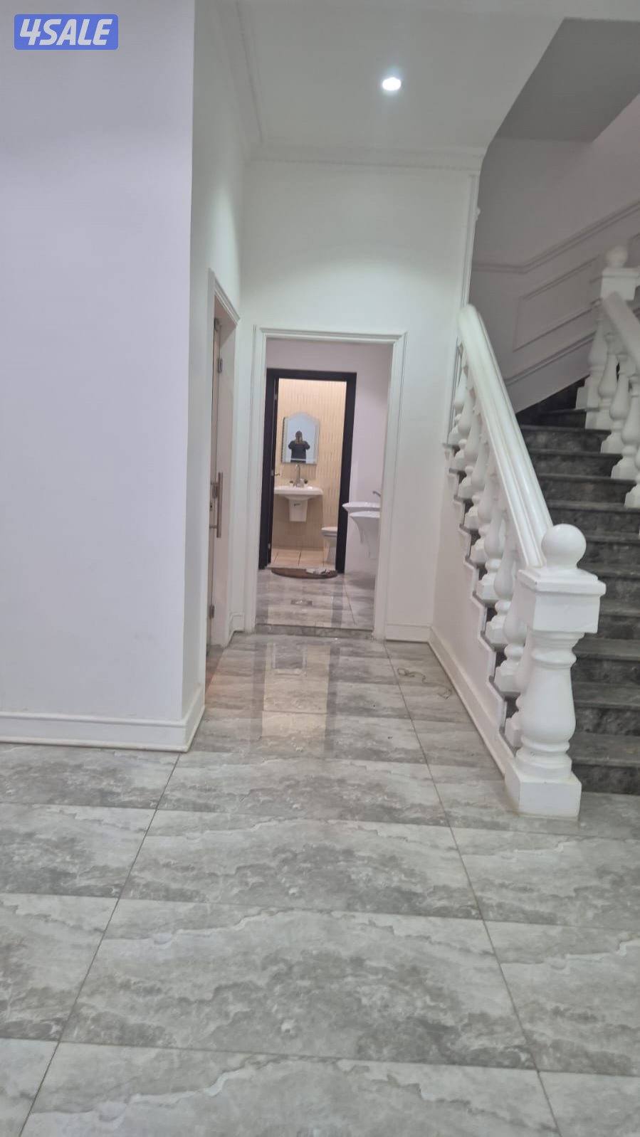 للبيع قسيمه بصباح الأحمد تشطيب ديلوكس دورين ونص درجين ومصعد فاضيه3