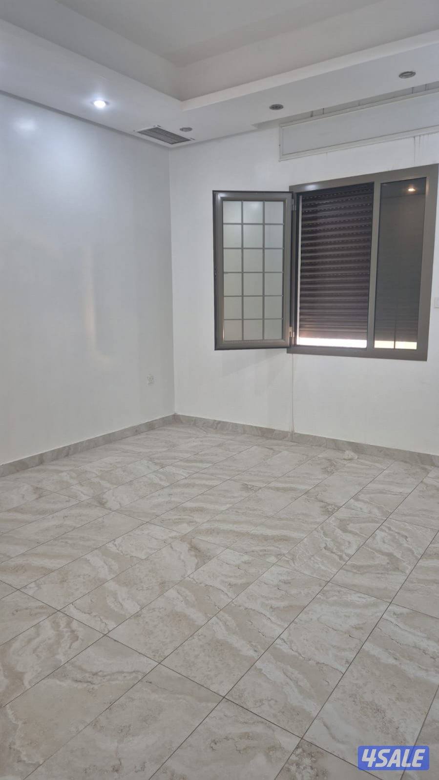 للبيع قسيمه بصباح الأحمد تشطيب ديلوكس دورين ونص درجين ومصعد فاضيه8