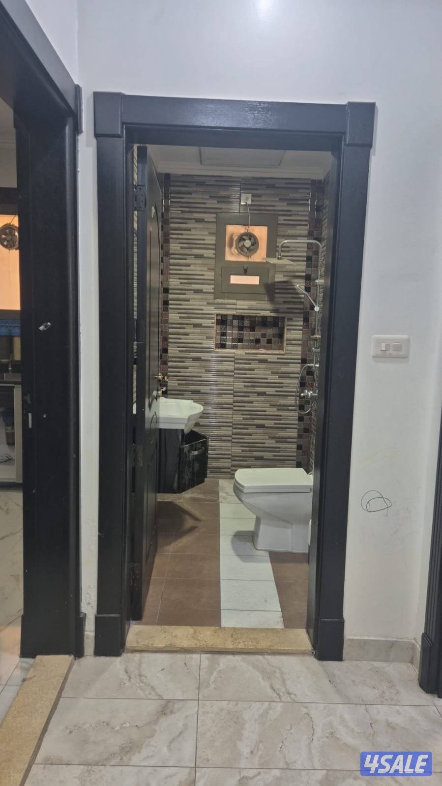 للبيع قسيمه بصباح الأحمد تشطيب ديلوكس دورين ونص درجين ومصعد فاضيه9