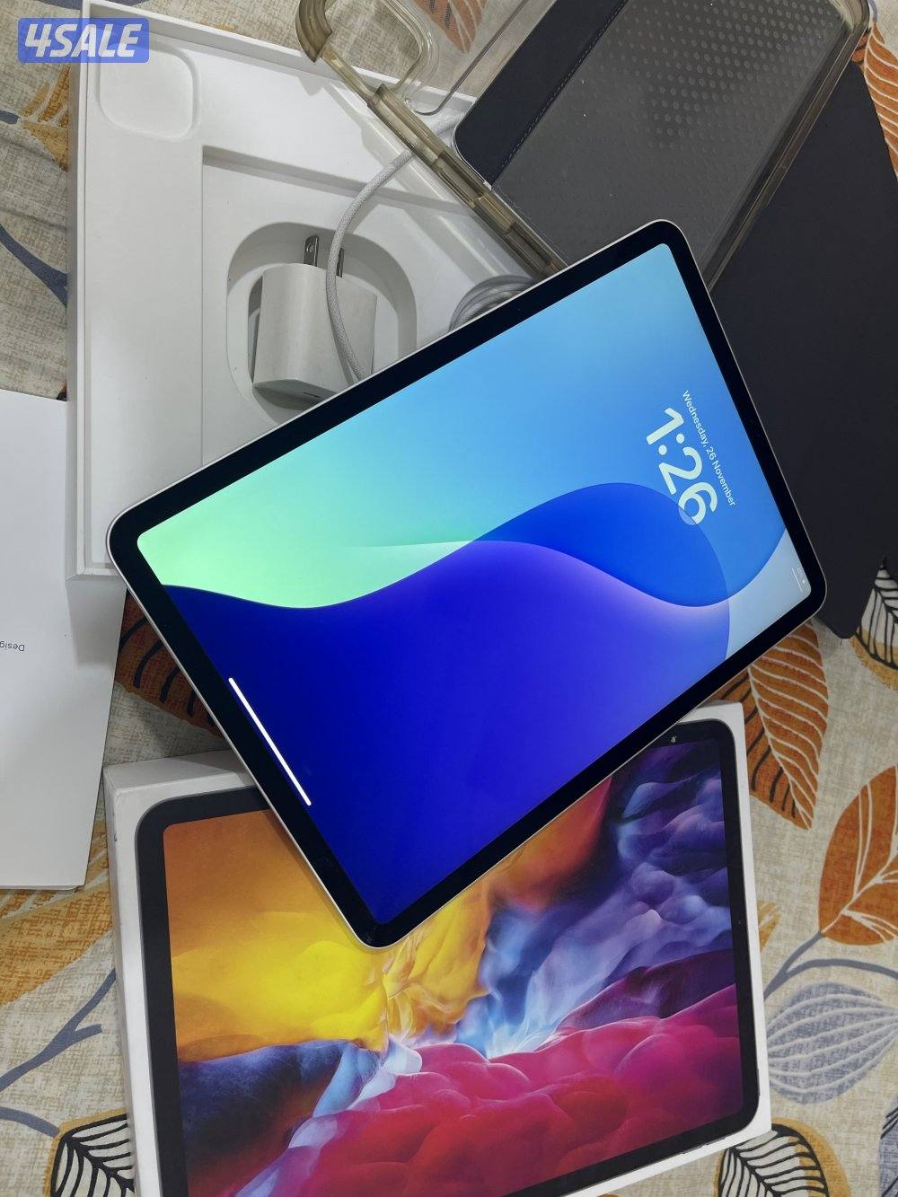 ايباد ابل برو11 انش 128 قيقا الجيل الثاني مع الاغراض الكرتون وبوك1