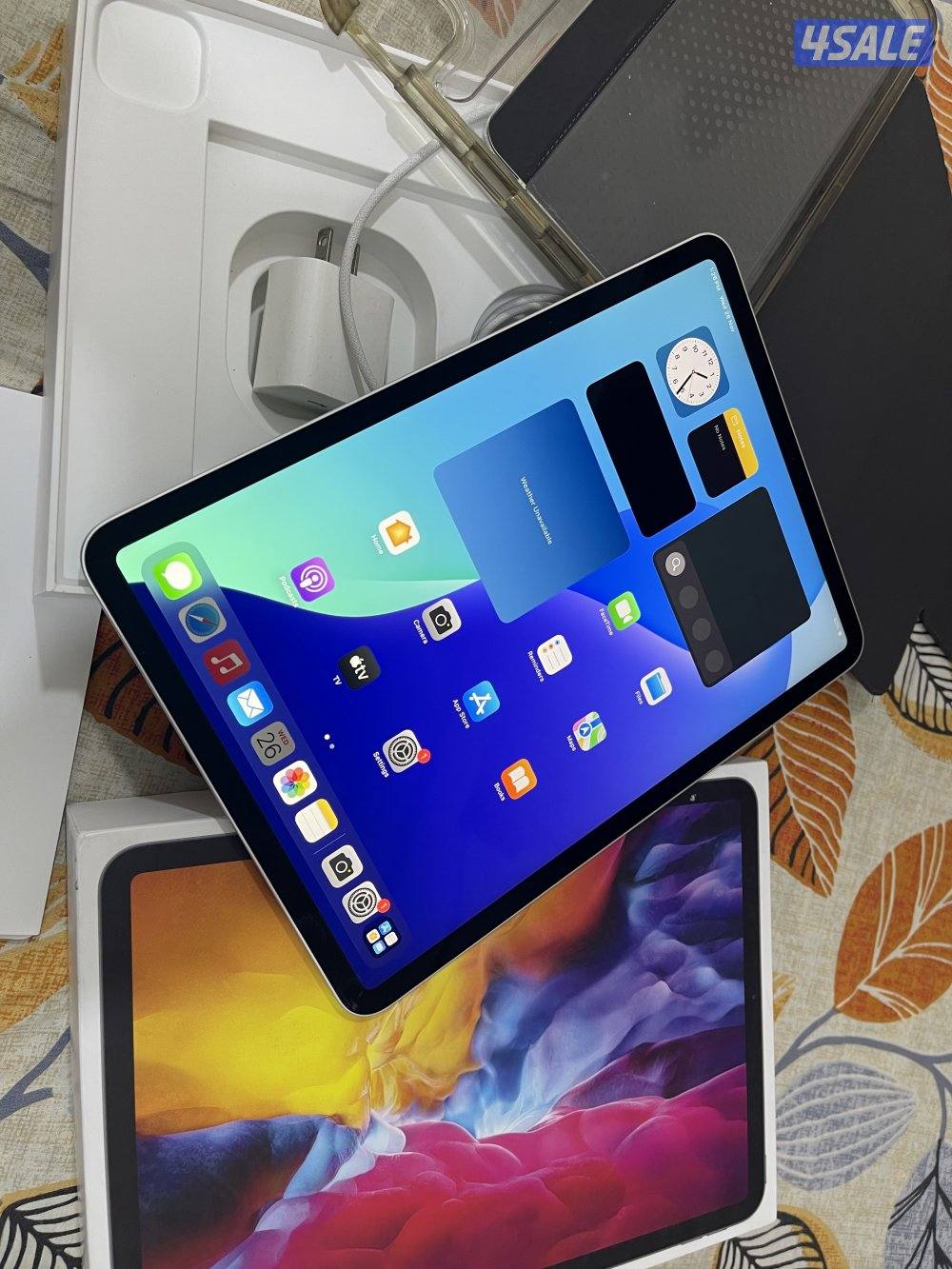 ايباد ابل برو11 انش 128 قيقا الجيل الثاني مع الاغراض الكرتون وبوك2