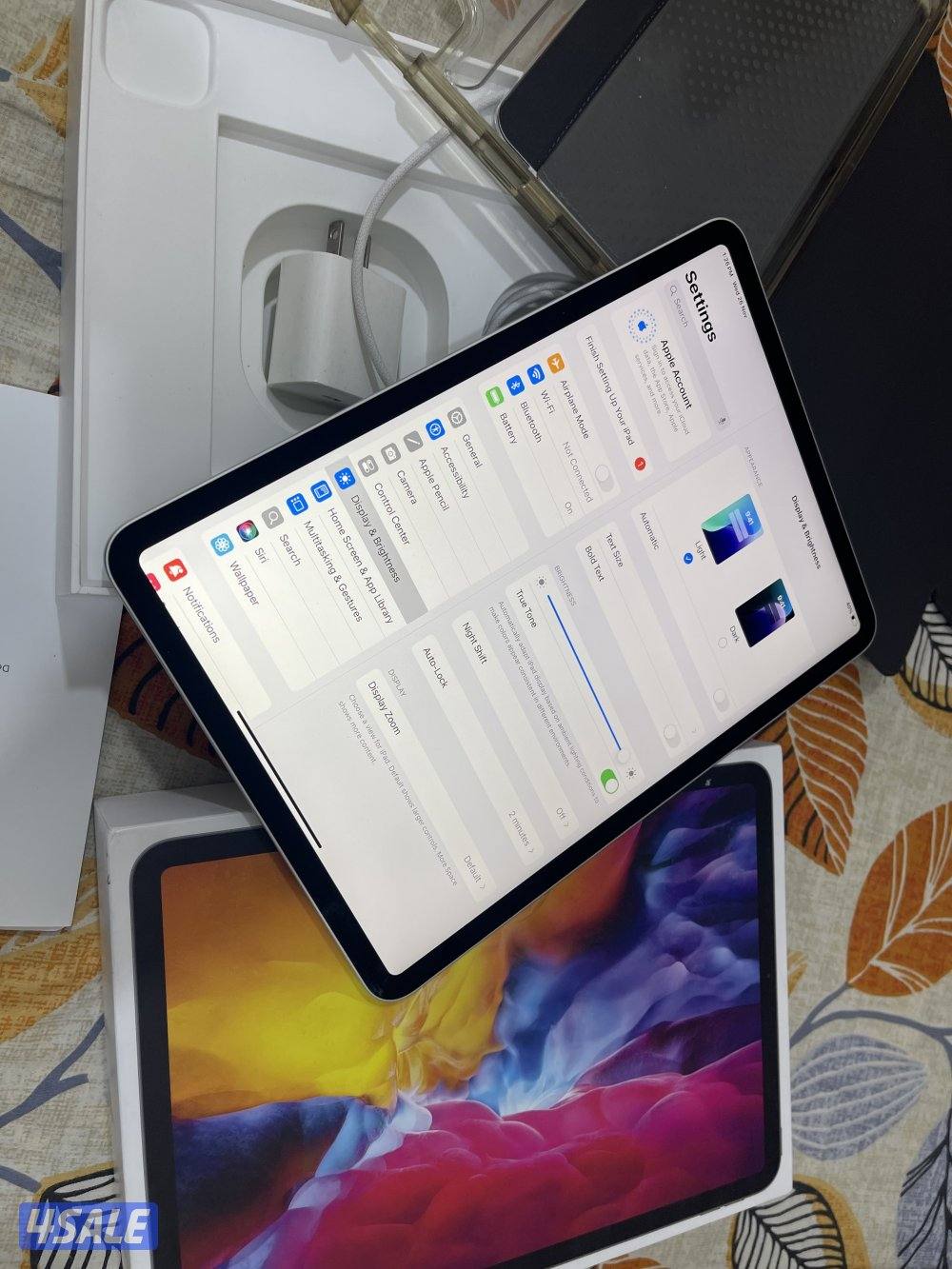 ايباد ابل برو11 انش 128 قيقا الجيل الثاني مع الاغراض الكرتون وبوك3