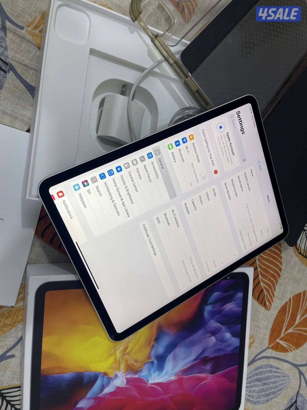 ايباد ابل برو11 انش 128 قيقا الجيل الثاني مع الاغراض الكرتون وبوك5