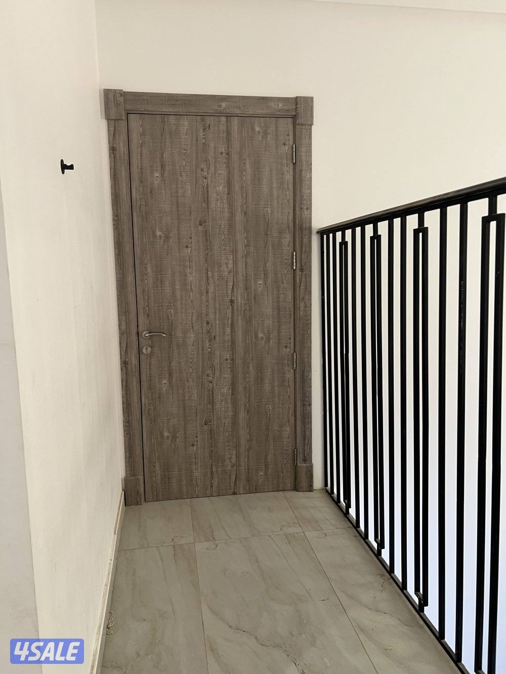 غرفة وصالة مع حوش سطح مميز1