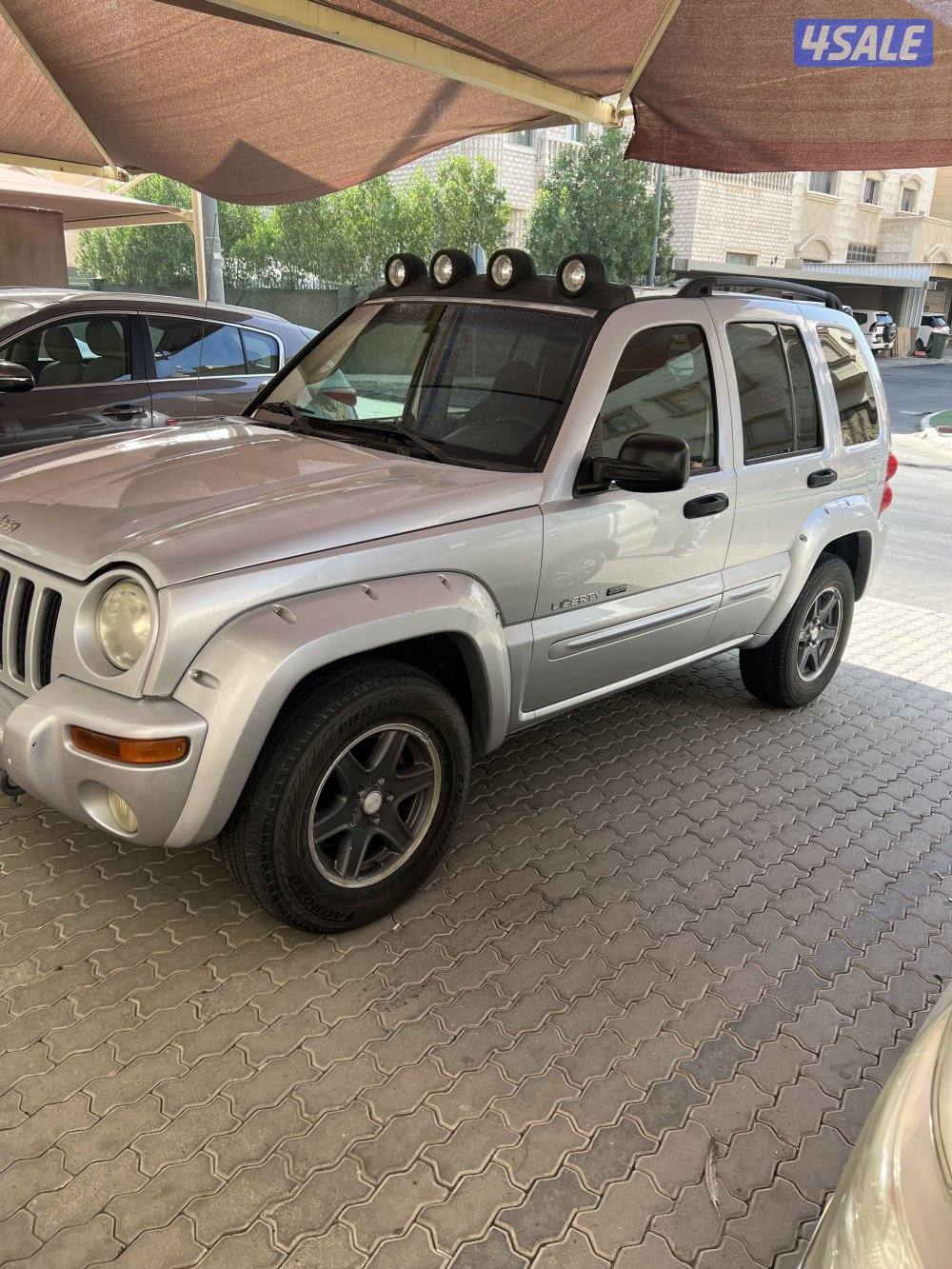 للبيع جيب ليبرتي امريكي موديل 2002 قير عادي اساس - دبل قير - تكييف1