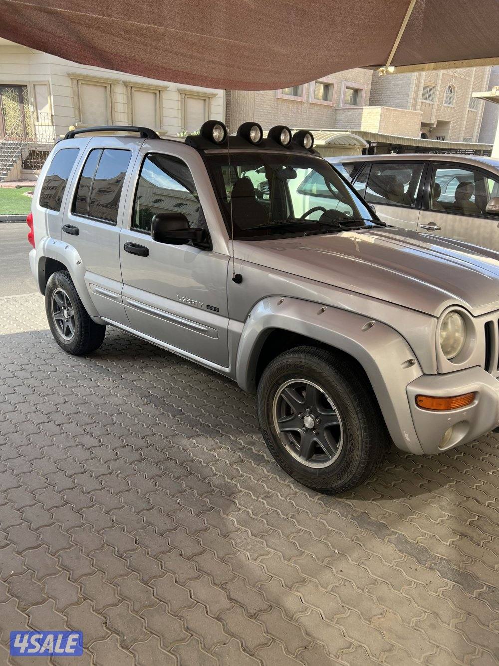 للبيع جيب ليبرتي امريكي موديل 2002 قير عادي اساس - دبل قير - تكييف2