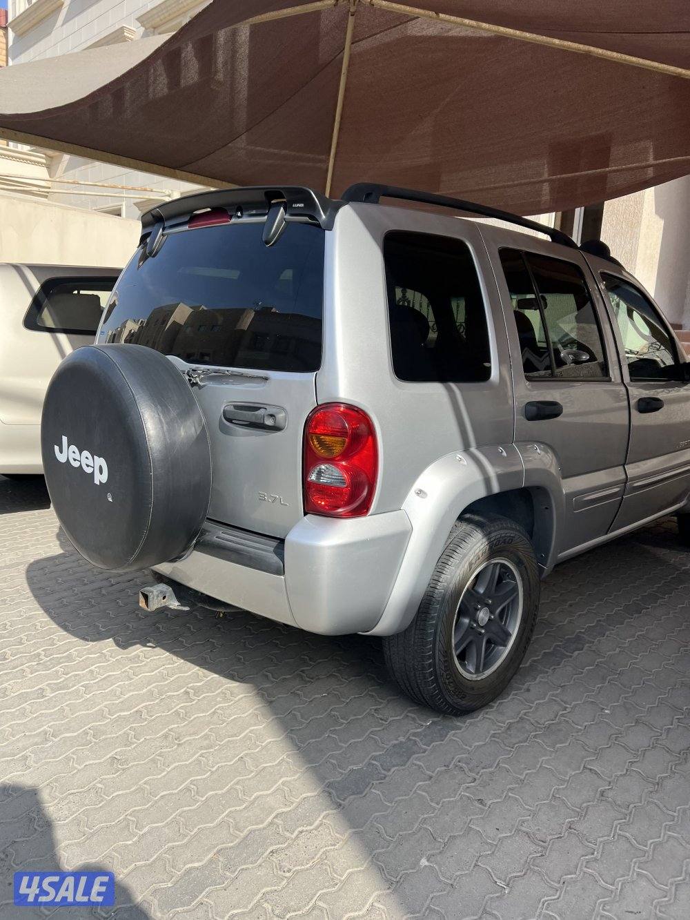 للبيع جيب ليبرتي امريكي موديل 2002 قير عادي اساس - دبل قير - تكييف3