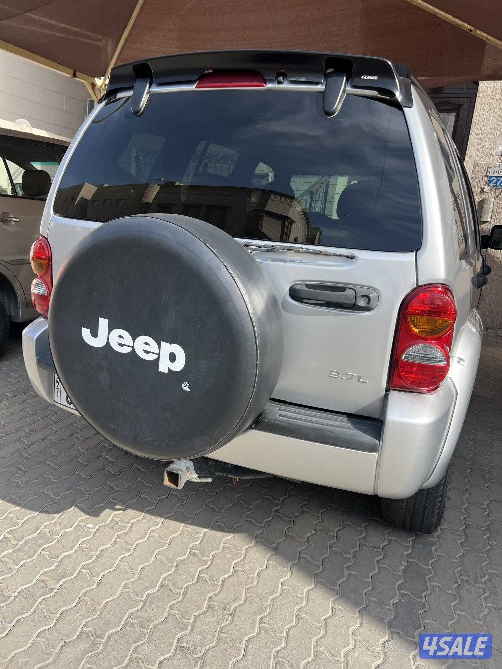 للبيع جيب ليبرتي امريكي موديل 2002 قير عادي اساس - دبل قير - تكييف4