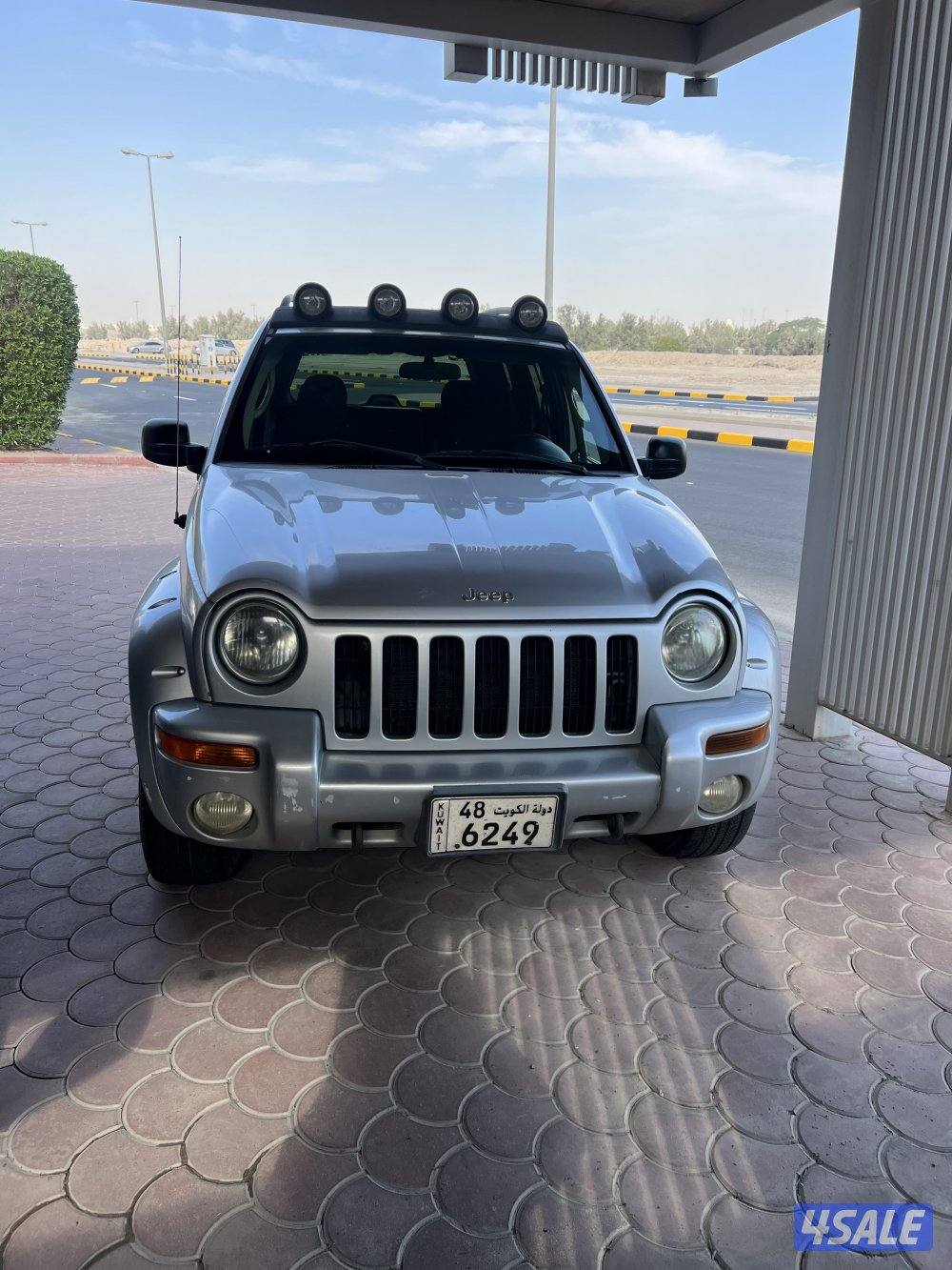 للبيع جيب ليبرتي امريكي موديل 2002 قير عادي اساس - دبل قير - تكييف6