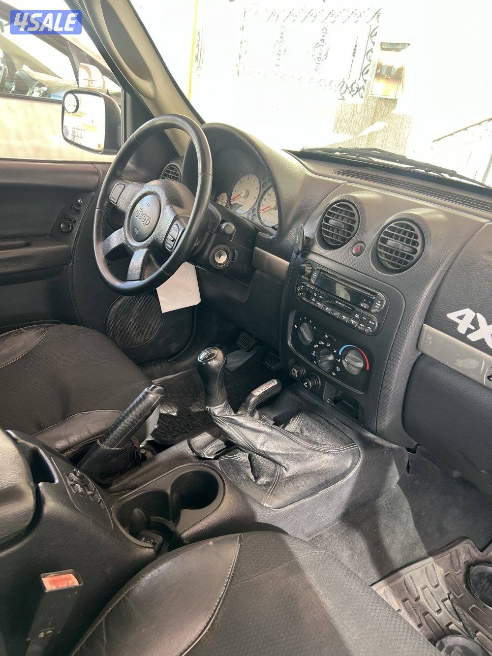 للبيع جيب ليبرتي امريكي موديل 2002 قير عادي اساس - دبل قير - تكييف7