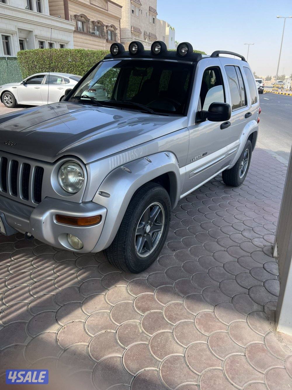 للبيع جيب ليبرتي امريكي موديل 2002 قير عادي اساس - دبل قير - تكييف9