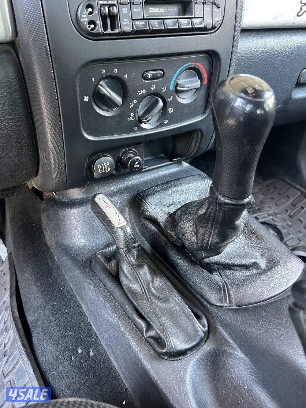 للبيع جيب ليبرتي امريكي موديل 2002 قير عادي اساس - دبل قير - تكييف10