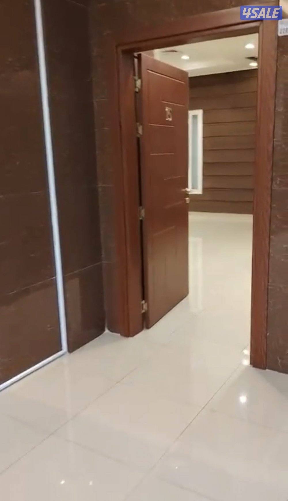 شقه بالرقعي كبيره تصلح مكتب محامي / مقابل محكمة الرقعي5 غرف وصاله0