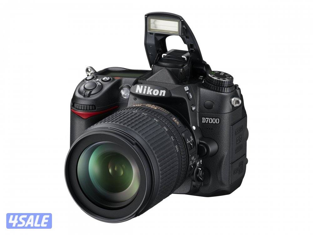 نيكون شبه جديدة ونظيفة جدا مع ملحقات وحقيبة عالية الجودة Nikon D70000