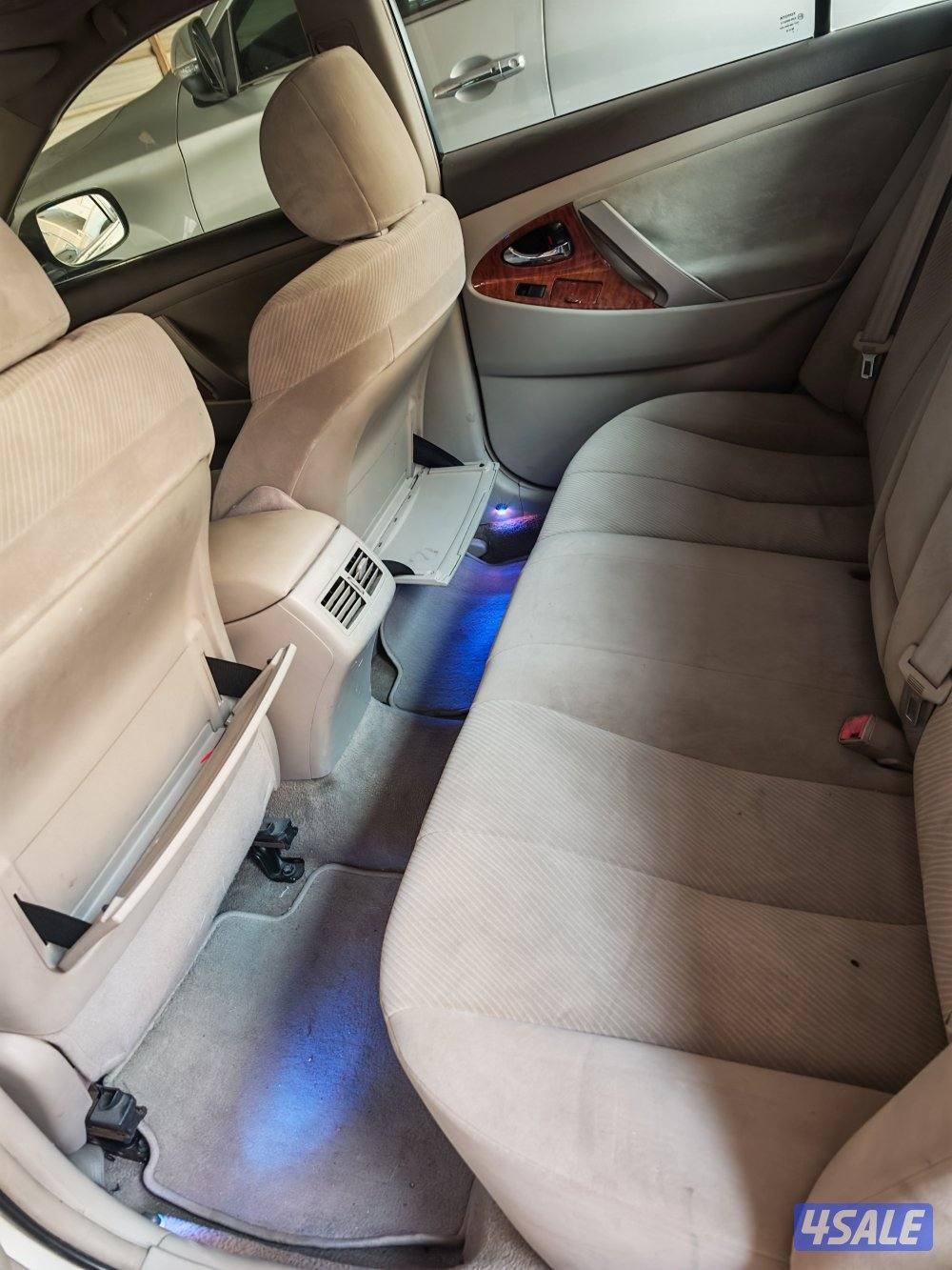 للبيع كامري 2011 اللون الخارجي ابيض ومن داخل بيج ماشي 230 ألف2