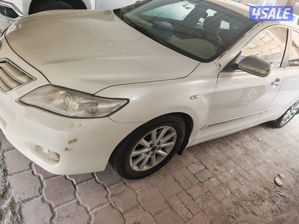 للبيع كامري 2011 اللون الخارجي ابيض ومن داخل بيج ماشي 230 ألف4