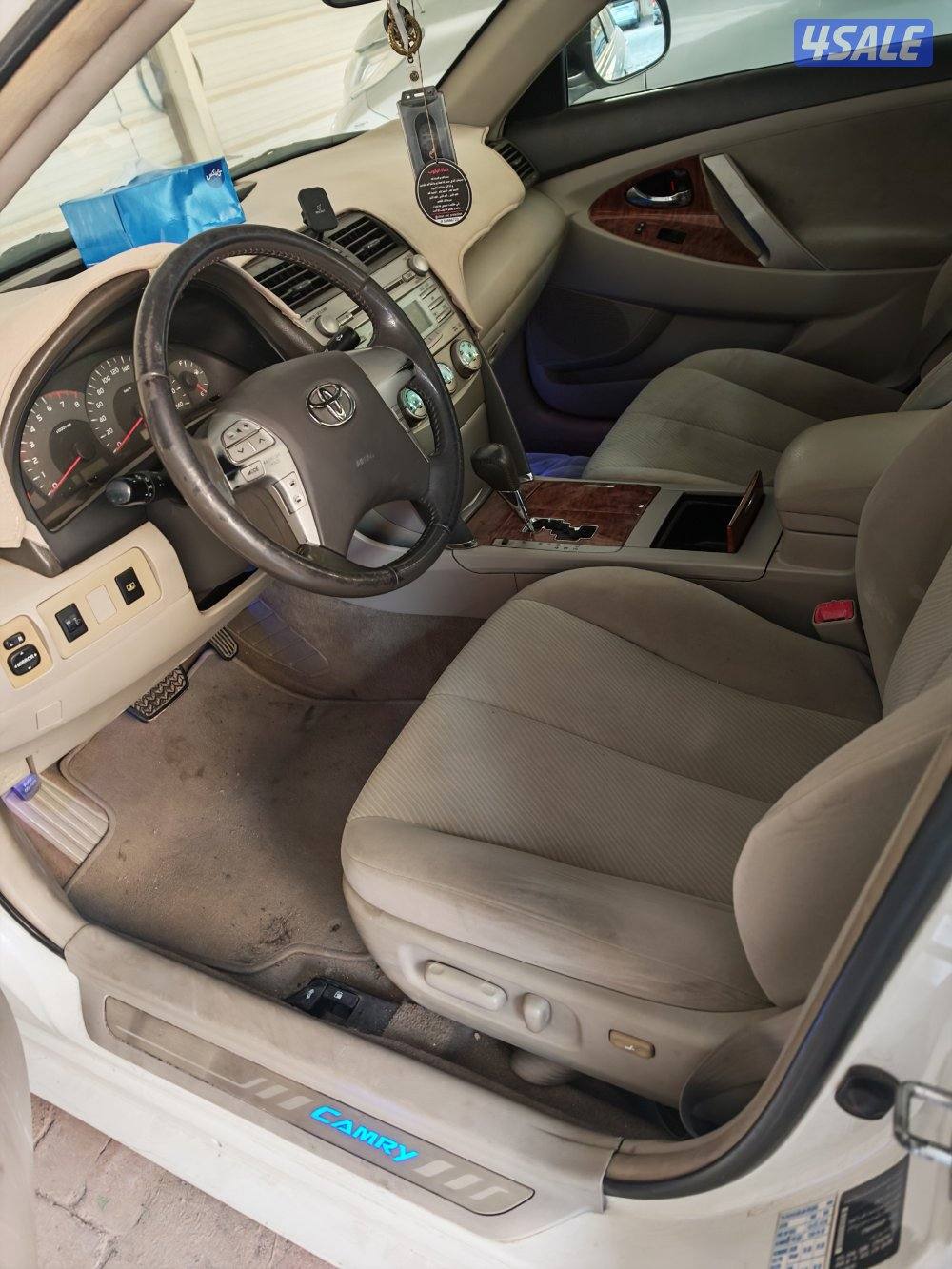 للبيع كامري 2011 اللون الخارجي ابيض ومن داخل بيج ماشي 230 ألف5