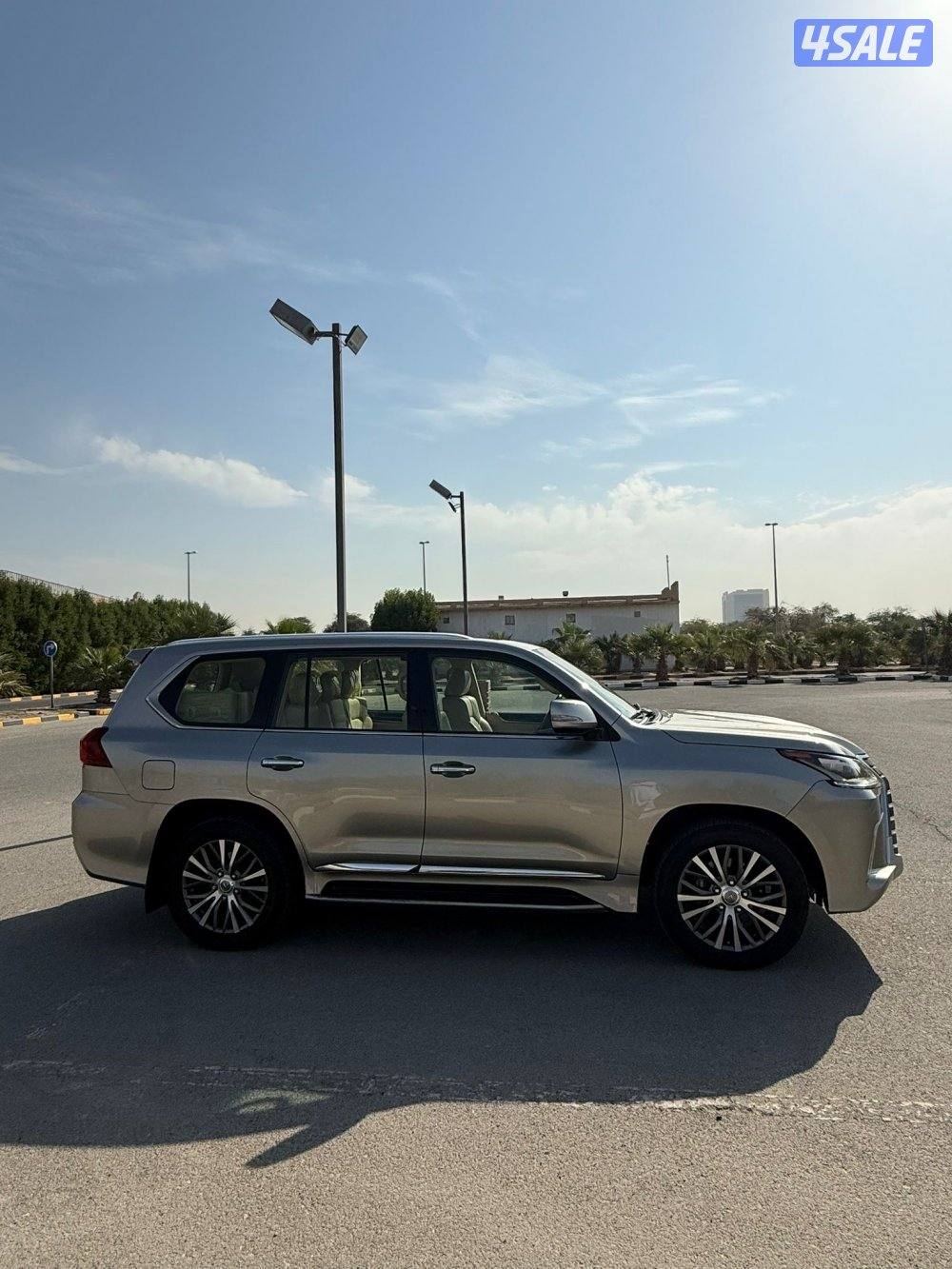 لكزس LX570 الساير 2016 درجه ثانيه بحاله الوكاله عداد 91 الف3