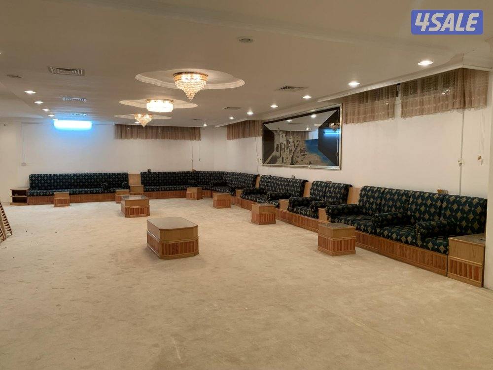 للبيع ديوانية كاملة مع الطاولات طولها ٢٠ متر1