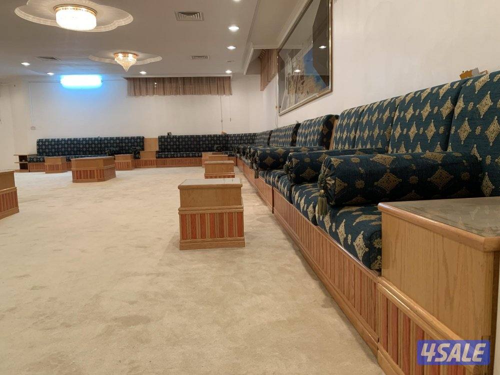 للبيع ديوانية كاملة مع الطاولات طولها ٢٠ متر2