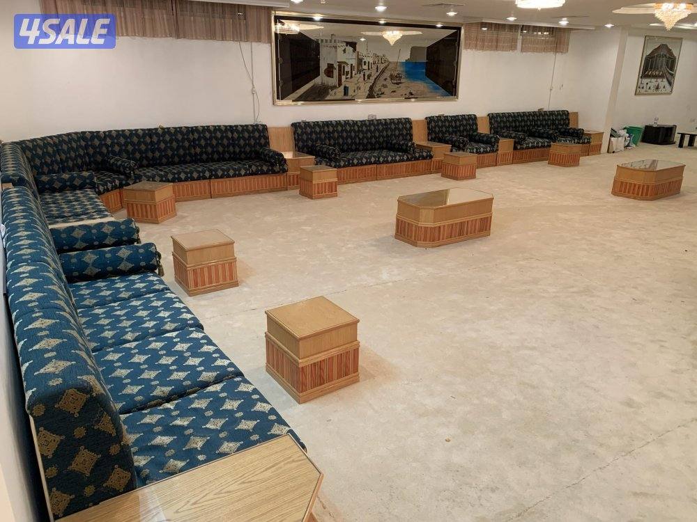للبيع ديوانية كاملة مع الطاولات طولها ٢٠ متر6