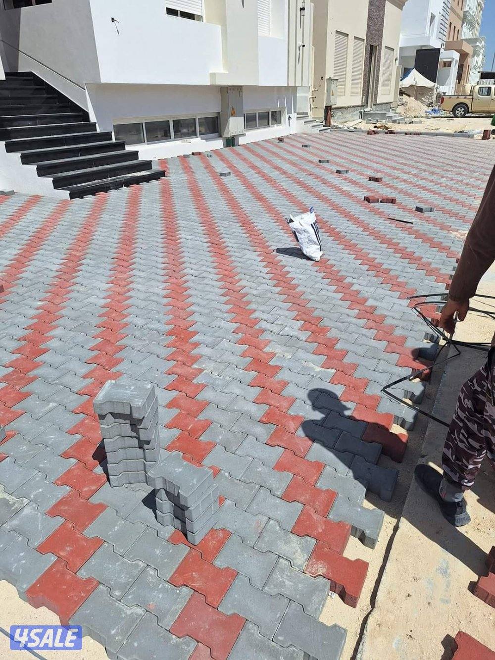 معلم فني لتوريد وتركيب جميع انواع البلاط المتداخل والكربستون وتنسيق ال3