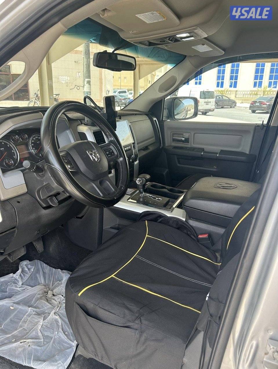 للبيع دودج - رام - موديل 2012 - 8 سلندر - اللون فضي -  دبل قير4