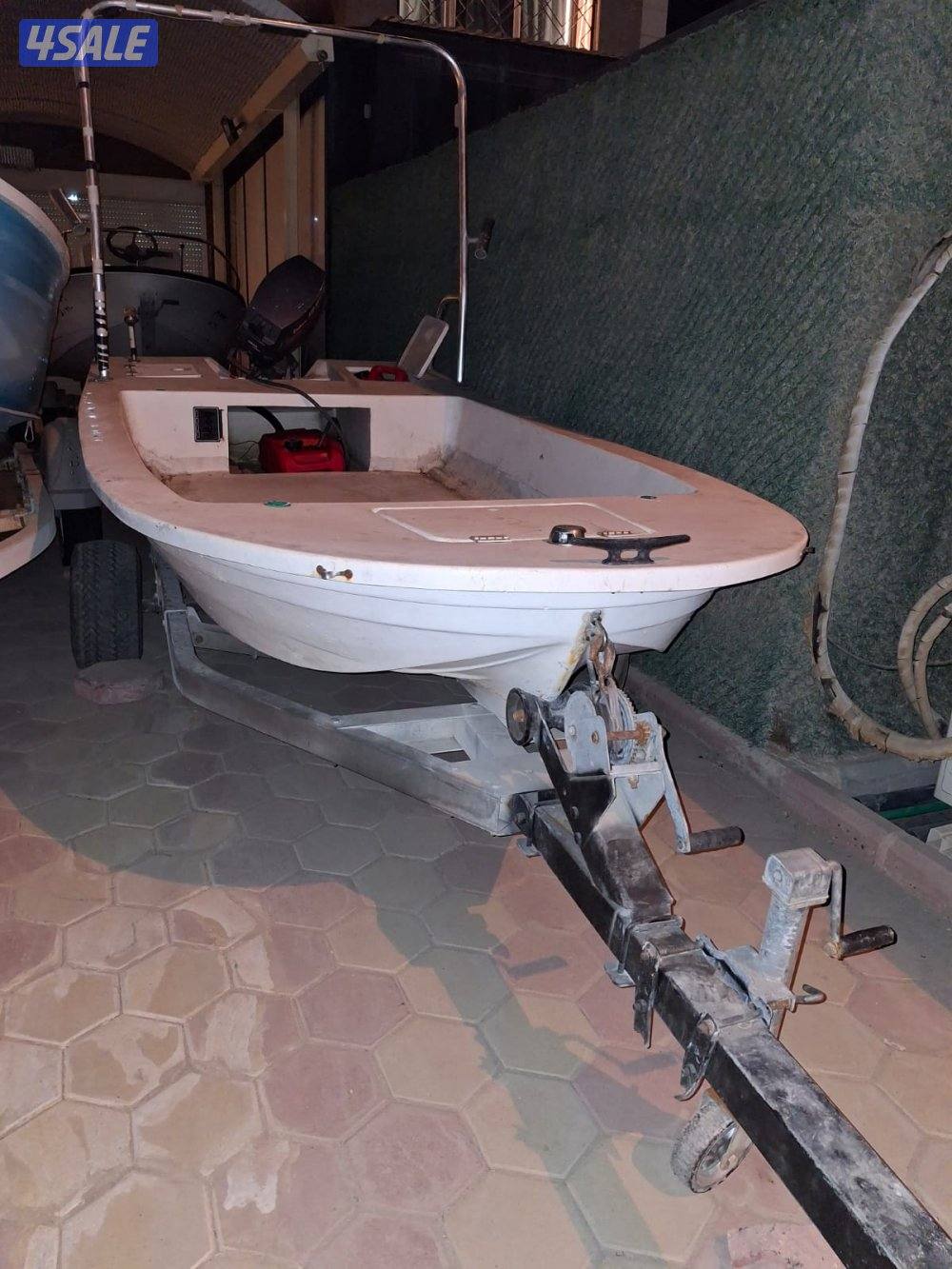 للبيع مشوه 11.5 قدم مالت الجريوي عليها ماكينه 15 حصان ياماها ستاندر0