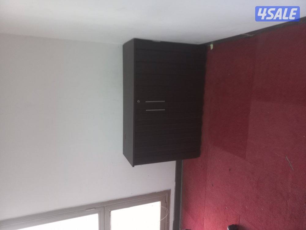 اثاث عدد اثنين مكتب بحاله جيده لي البيع4