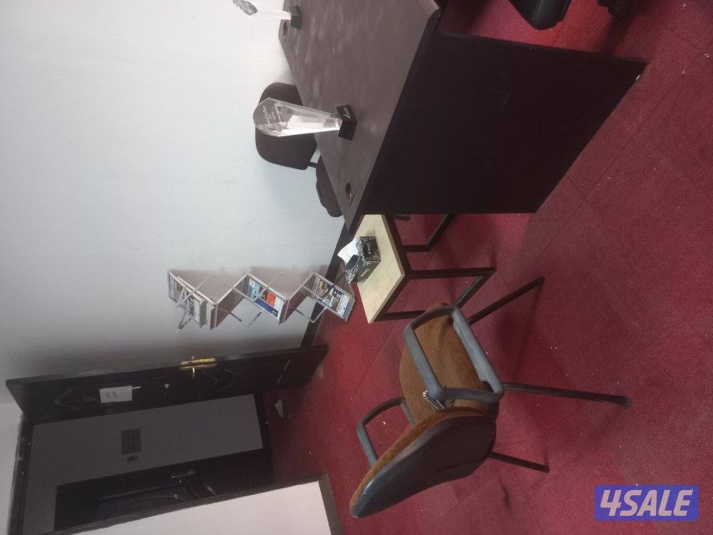 اثاث عدد اثنين مكتب بحاله جيده لي البيع6