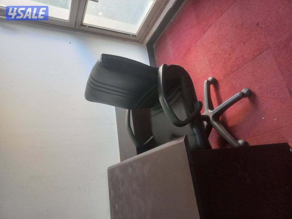 اثاث عدد اثنين مكتب بحاله جيده لي البيع8