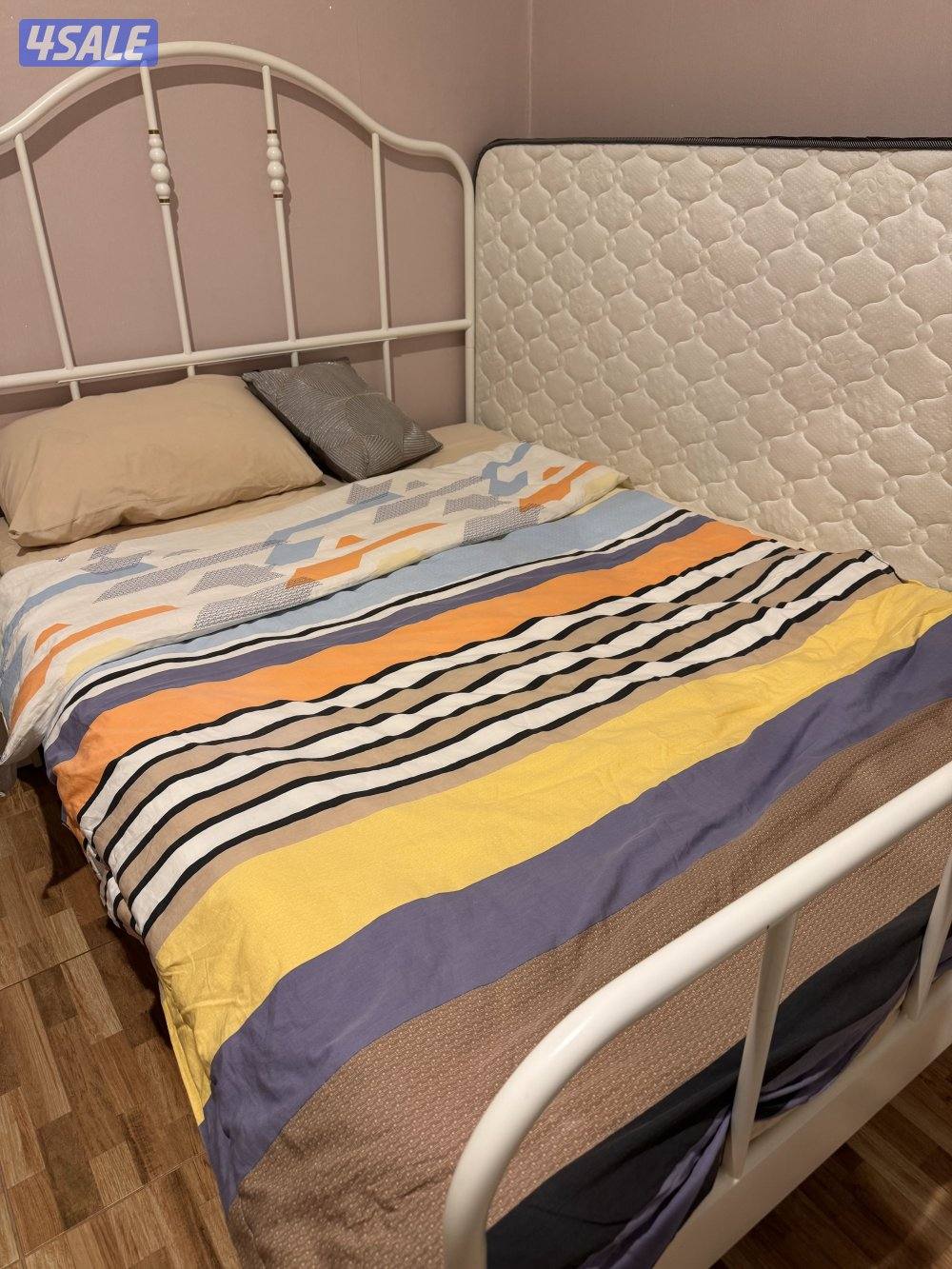 سرير قياس كوين نظيف جداً قيمة الشراء ١٨٠ دينار من ايكيا0