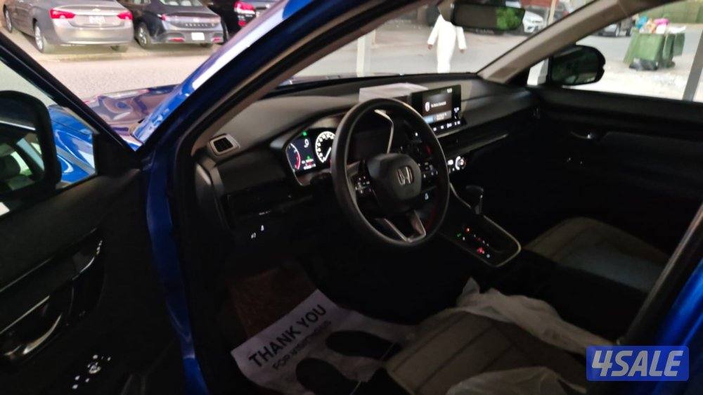 هوندا crv 2024 فئة وسط ماشية ٤٣٠٠ كم لون ا ازرق6