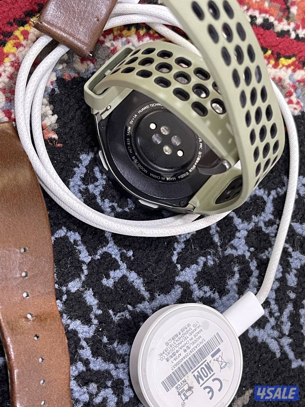 ساعة هواوي GT2 نظيفة وشغالة تمام ما فيها شي مع البلاك والشحن3