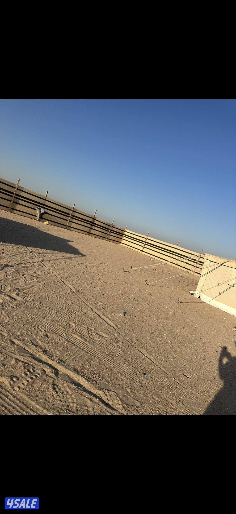 حفارة ركايز مع عامل يجي يحفر تجهيز اسوار المخيمات1