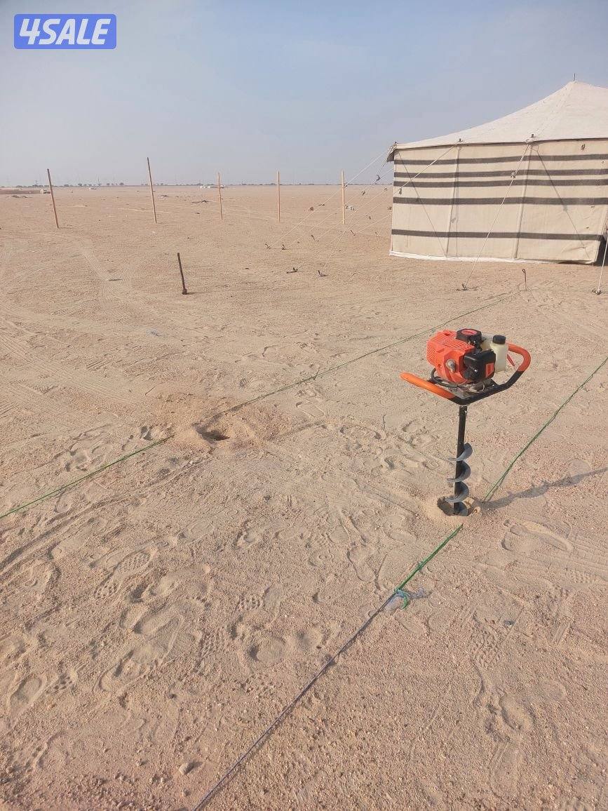 حفارة ركايز مع عامل يجي يحفر تجهيز اسوار المخيمات8