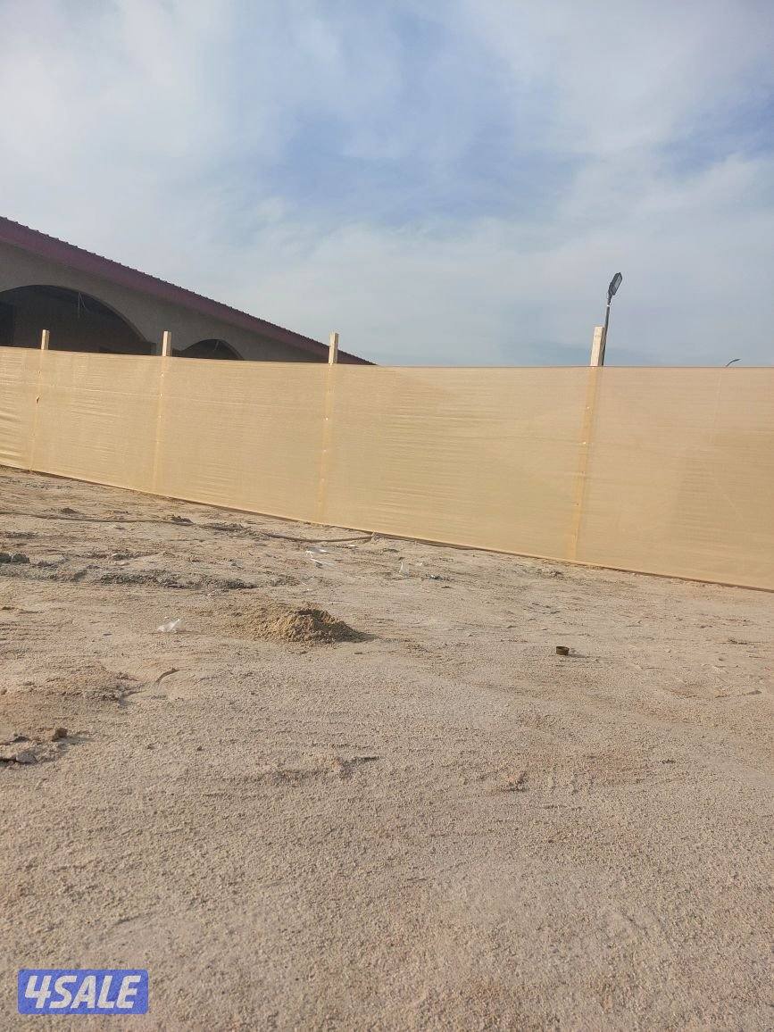 حفارة ركايز مع عامل يجي يحفر تجهيز اسوار المخيمات7