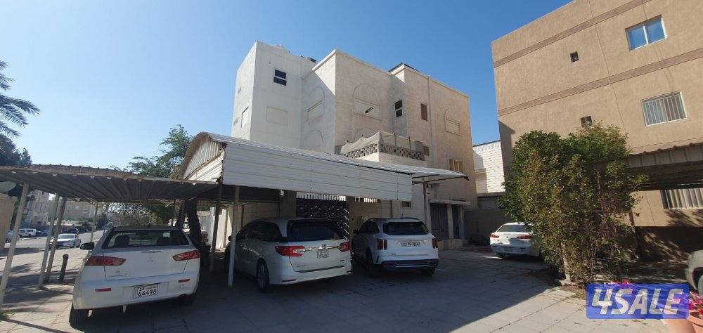 للبيع بيت بالعمريه مساحته ٧٥٠2